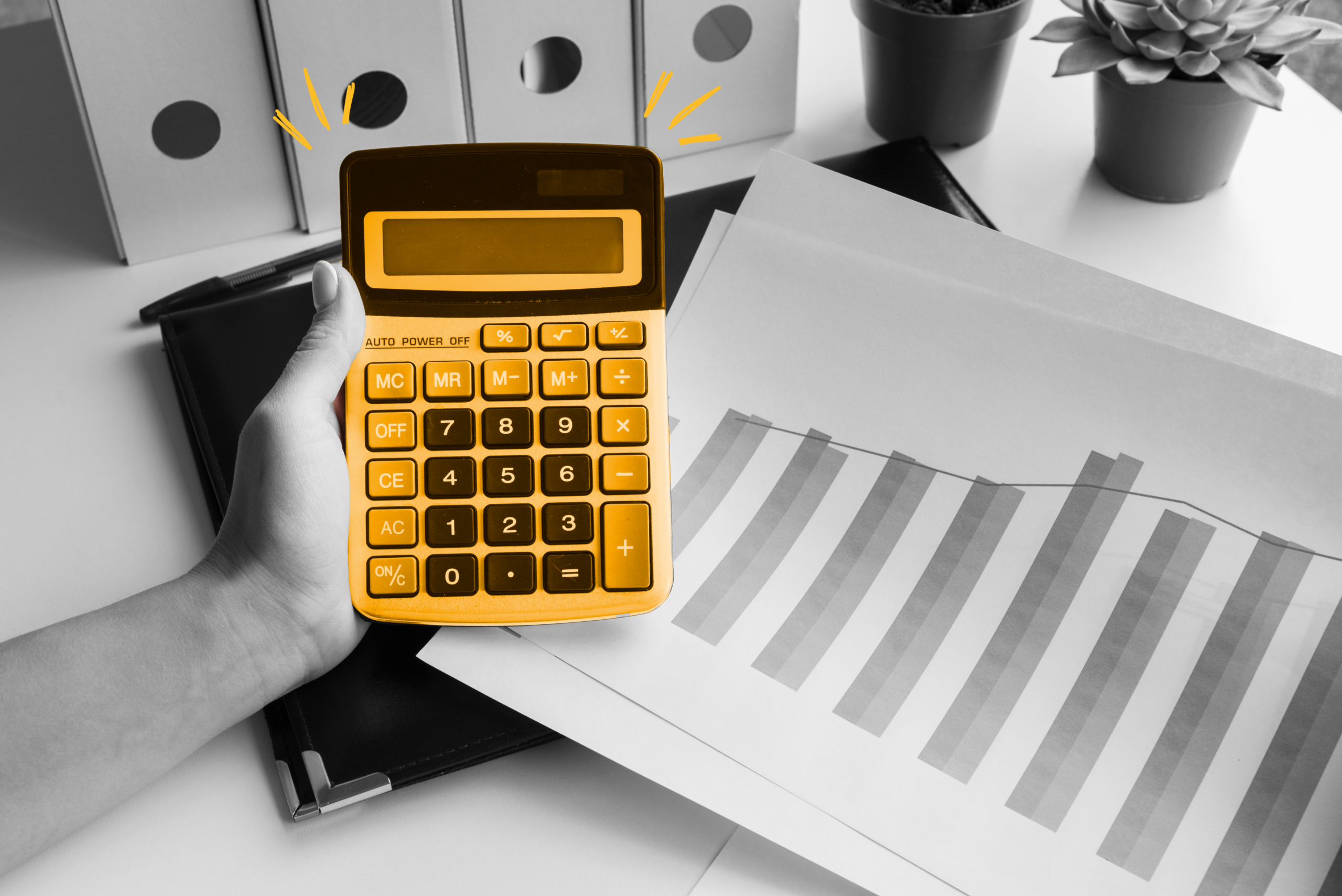calculadora en mano con gráficos en papel para inversión en investigación